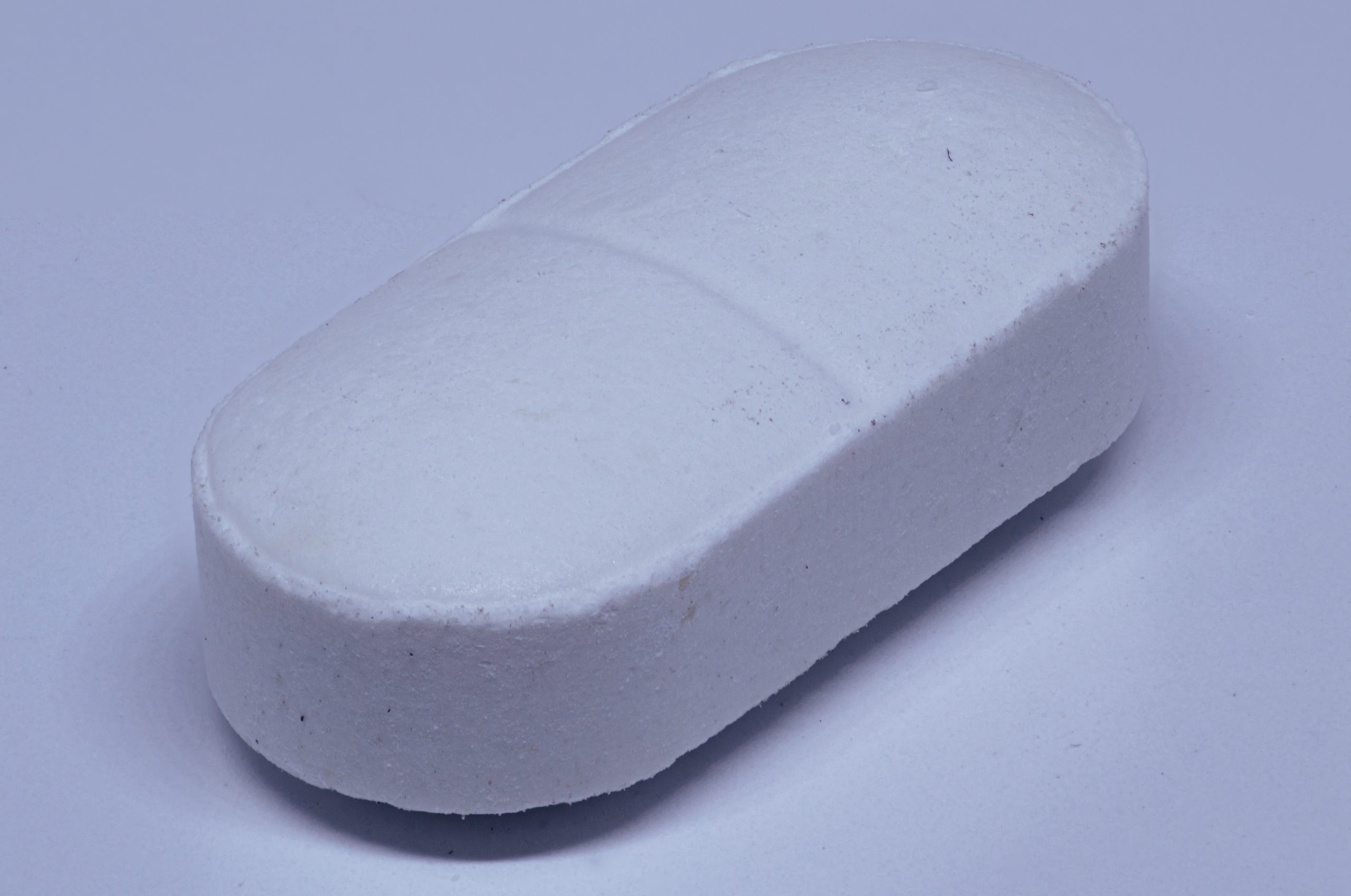 Is It Safe to Take Modafinil Every Day? 2 A white medication tablet, representing a daily wakefulness-promoting drug