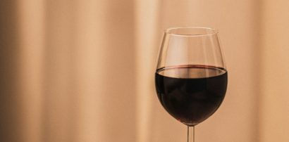Glass of red wine representing alcohol interaction with Armodafinil
