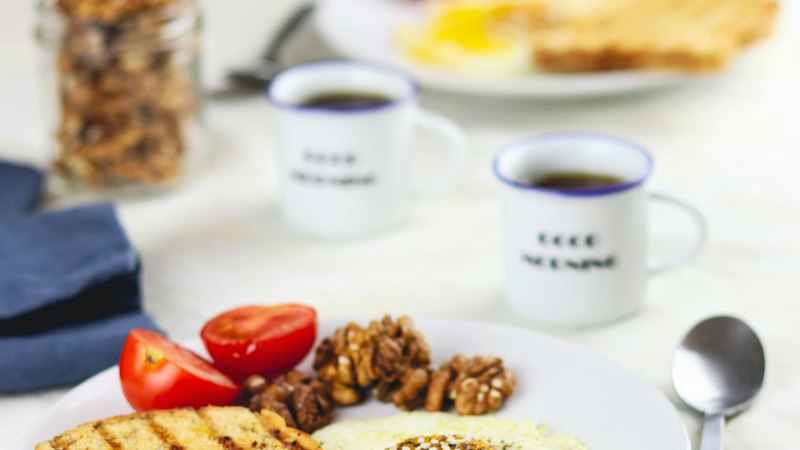 Breakfast plate with toast and eggs representing taking Armodafinil with or without food