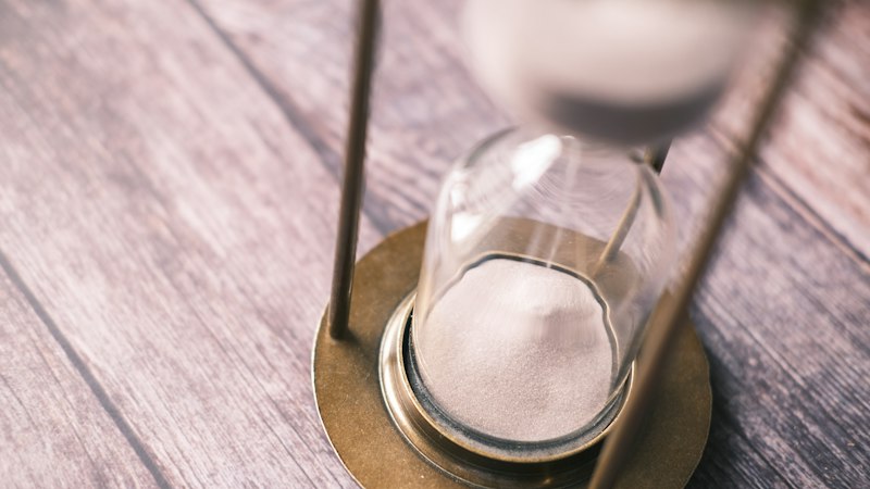 Hourglass representing how long it takes for Armodafinil to start working